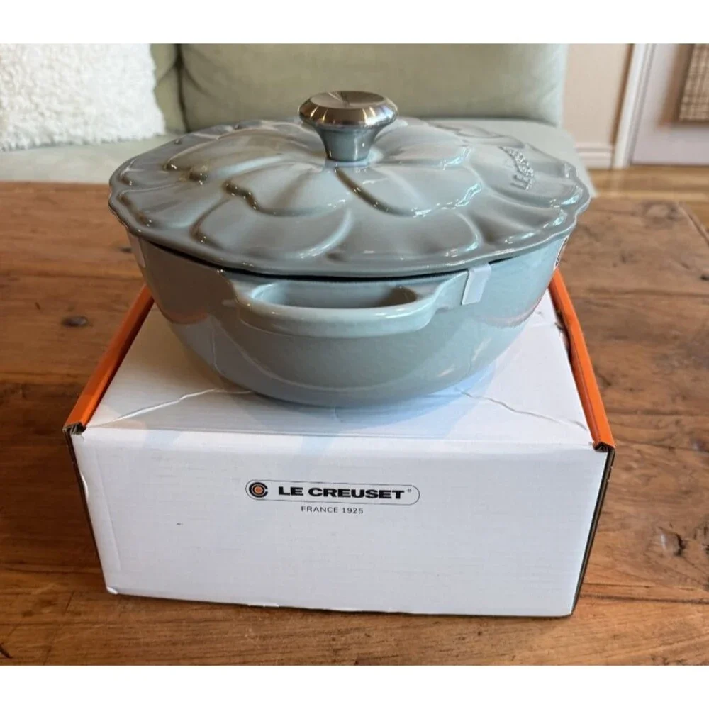 Le Creuset Enameled Cast Iron Round Petal Soup Pot 26 cm 4.5 qt Sea Salt NEW NIB